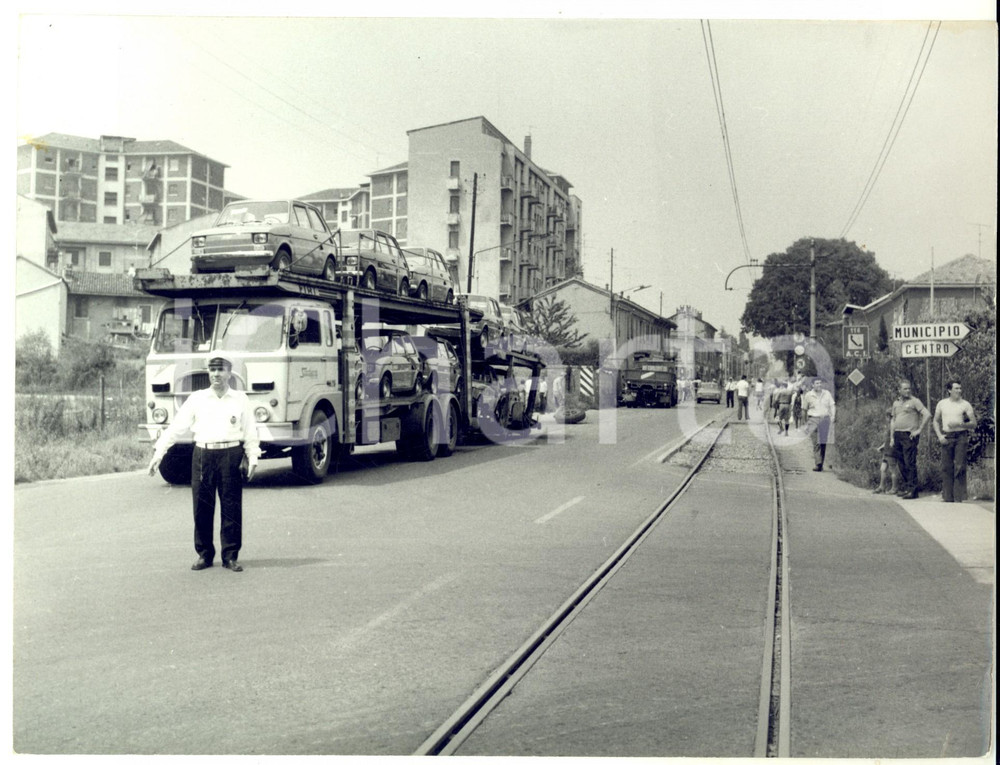 Fotografia d epoca originale 1970 ca NOVA MILANESE Via Garibaldi  Incidente con vigile e carro attrezzi FOTO 1