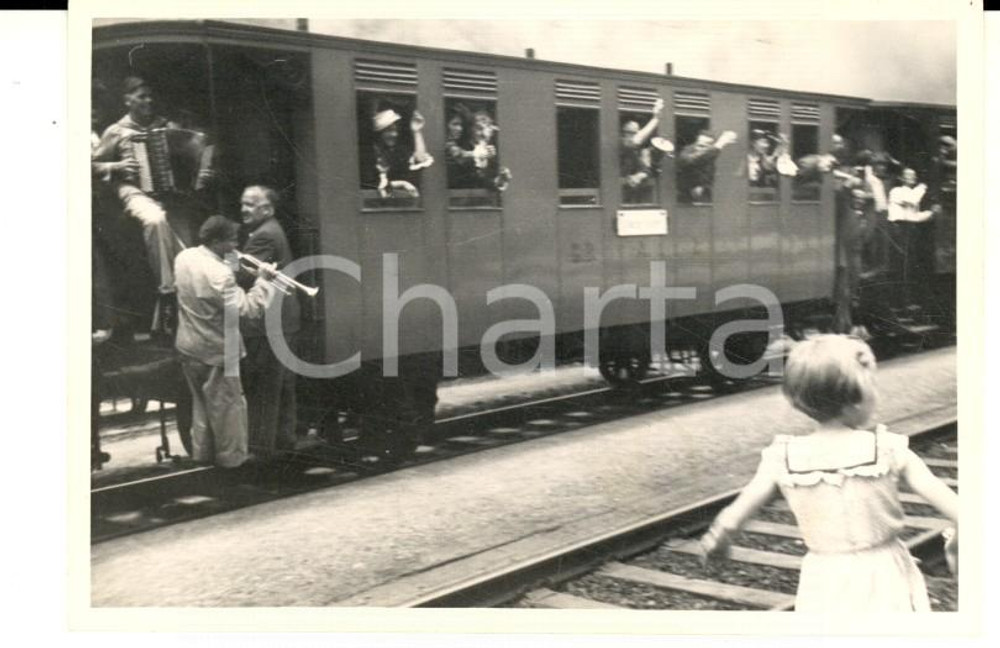 Fotografia d epoca originale 1940 ca Orchestrina suona per treno in partenza Fotografia anonima 9x6 cm 1