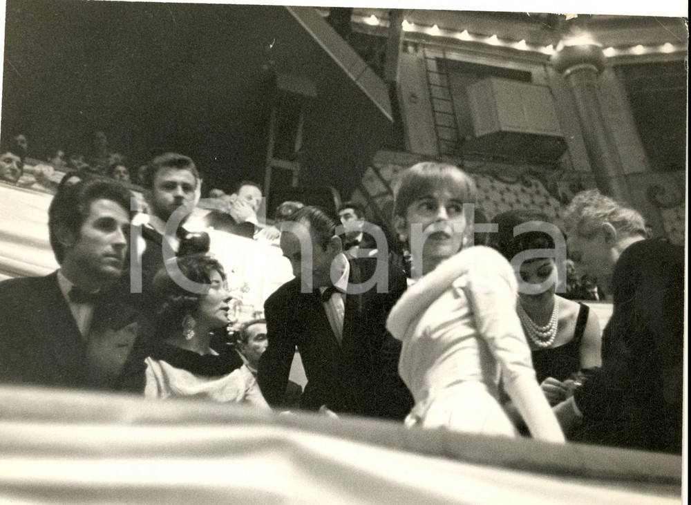 Fotografia d epoca originale 1960 ca PARIS Madame WEISCHELLER durante una serata a teatro Foto 1