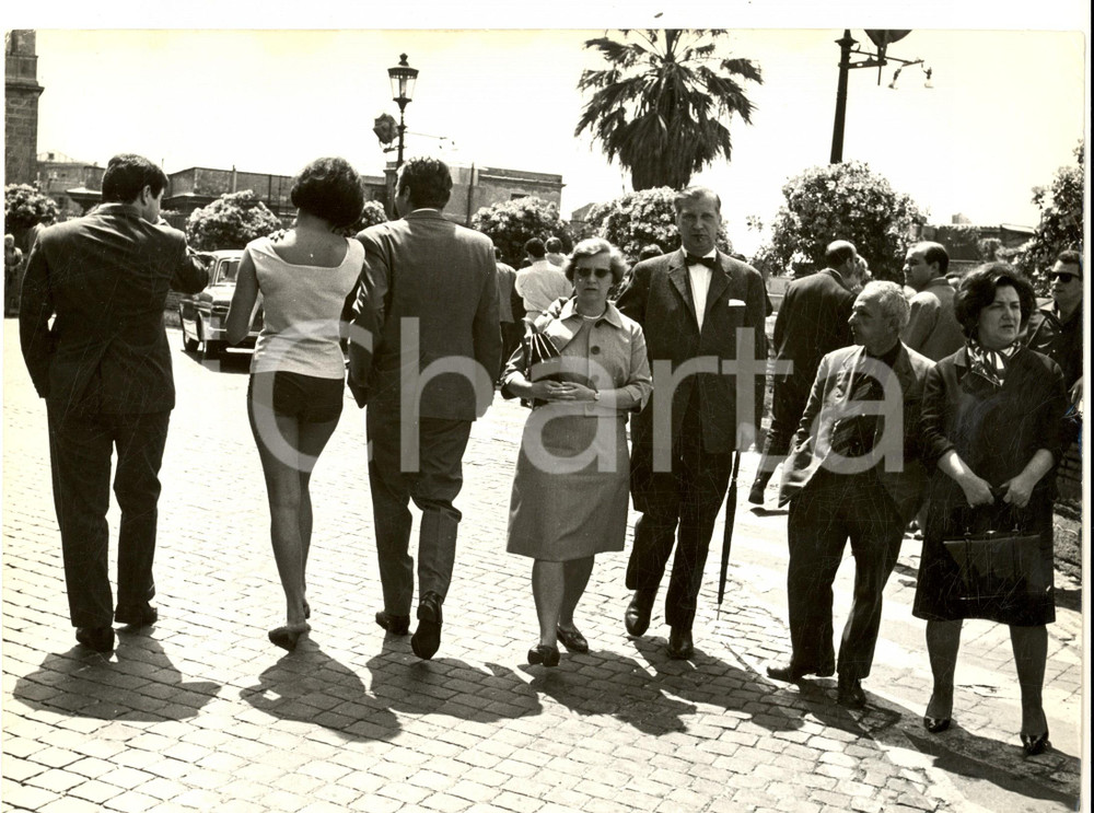 Fotografia d epoca originale 1960 ca ROMA Zdenka TOPLJAK passeggia per la cittÃ  Fotografia VINTAGE 27x20 1