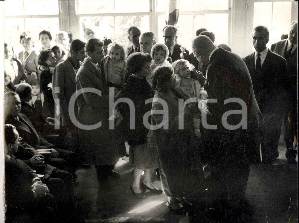Fotografia d epoca originale 1960 ca ATENE Paolo di GRECIA riceve i cittadini Fotografia 28x23 cm 1