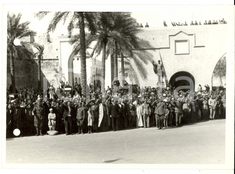 Fotografia d epoca originale 1935 ca LIBIA Folla in attesa di autoritÃ  italiane Fotografia 18x12 cm 1