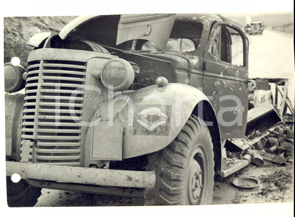 Fotografia d epoca originale 1945 ca WW2 Autocarri danneggiati dopo un attacco Fotografia 18x13 1