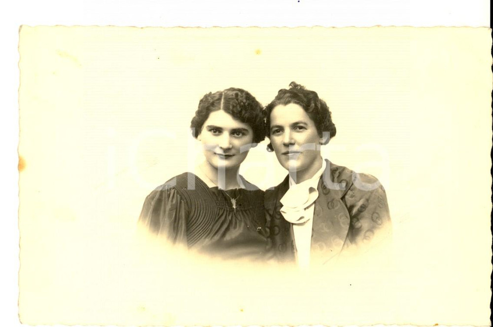Fotografia d epoca originale 1950 ca THIONVILLE FRANCE Potrait de deux soeurs Photo MAROLDT carte postale 1