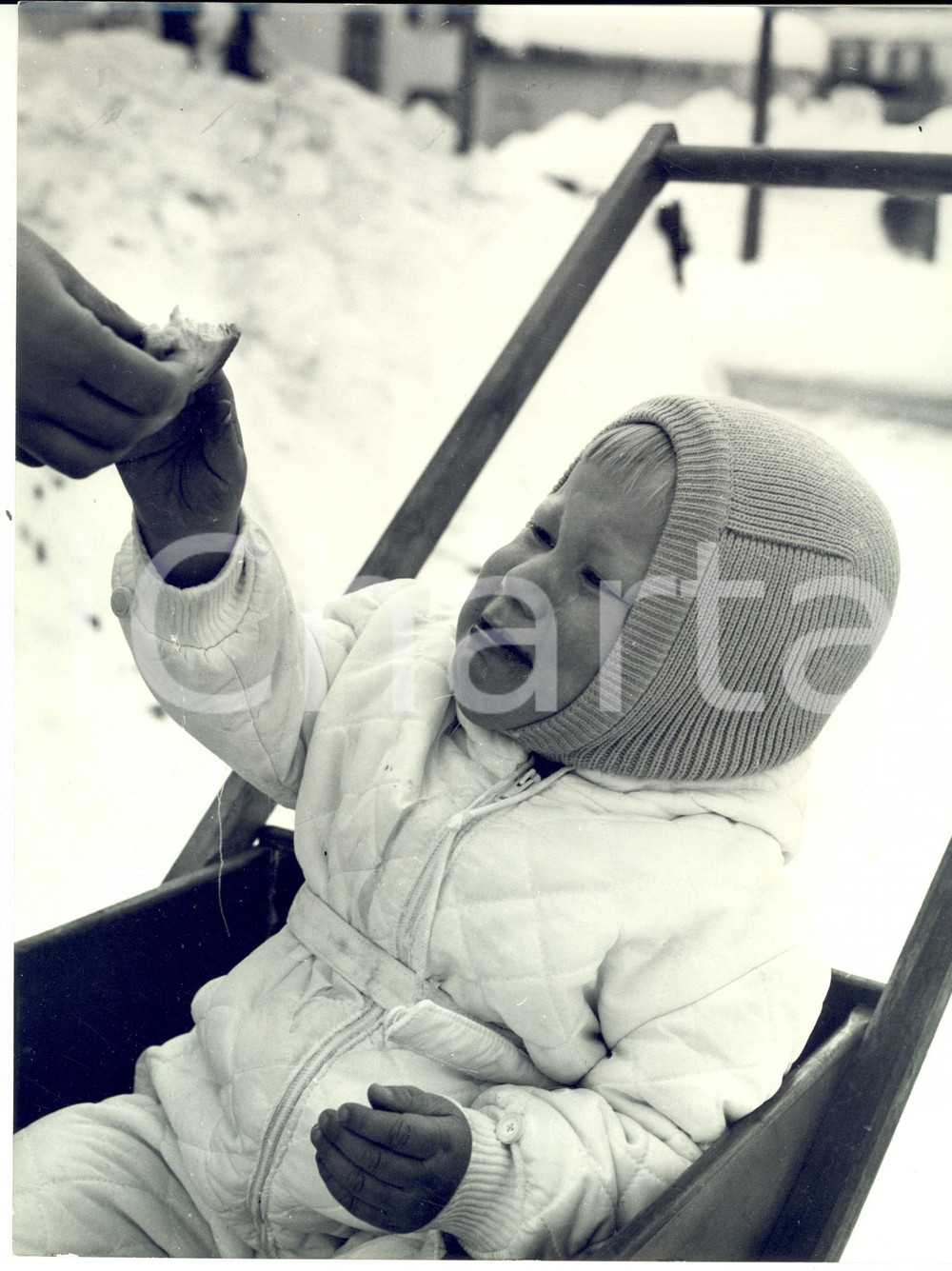 Fotografia d epoca originale 1960 ca SVIZZERA Principe Filippo del BELGIO bambino piange in montagna Foto 1