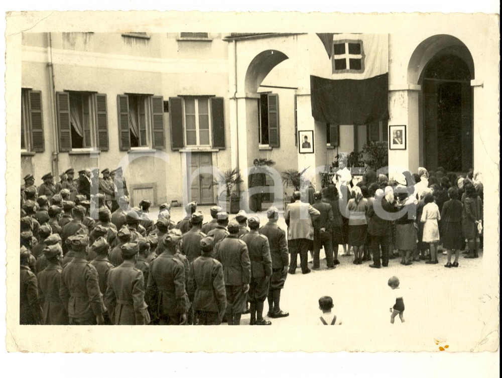 Fotografia d epoca originale 1935 ca TORINO? Cappellano militare celebra Messa in cortile Foto 18x13 cm 1