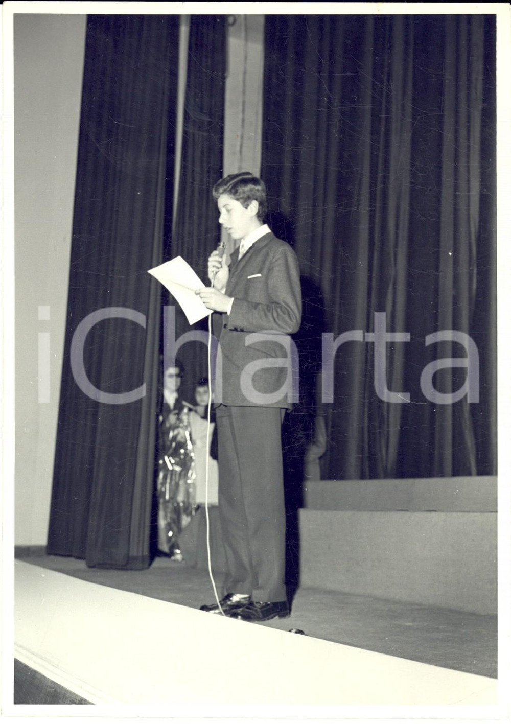 Fotografia d epoca originale 1968 LOMBARDIA ? Bambino al 25° di sacerdozio di don MASSA Foto 13x18 cm 1