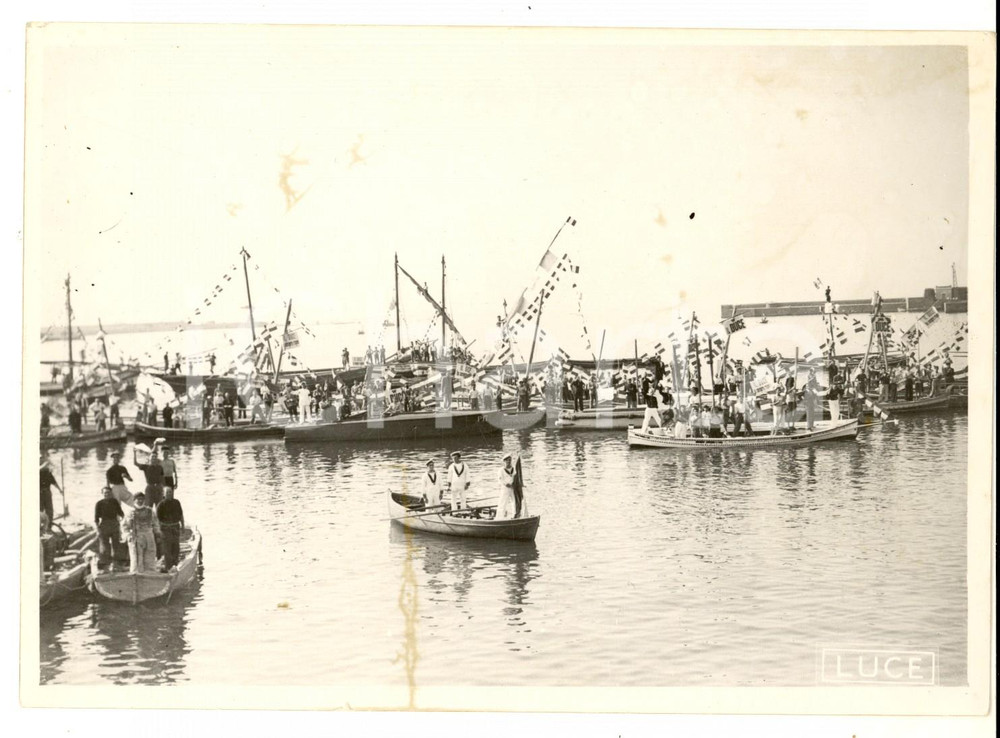 Fotografia d epoca originale 1940 ca GENOVA ? REGIA MARINA Cadetti in attesa del Duce Foto LUCE 18x13 cm 1