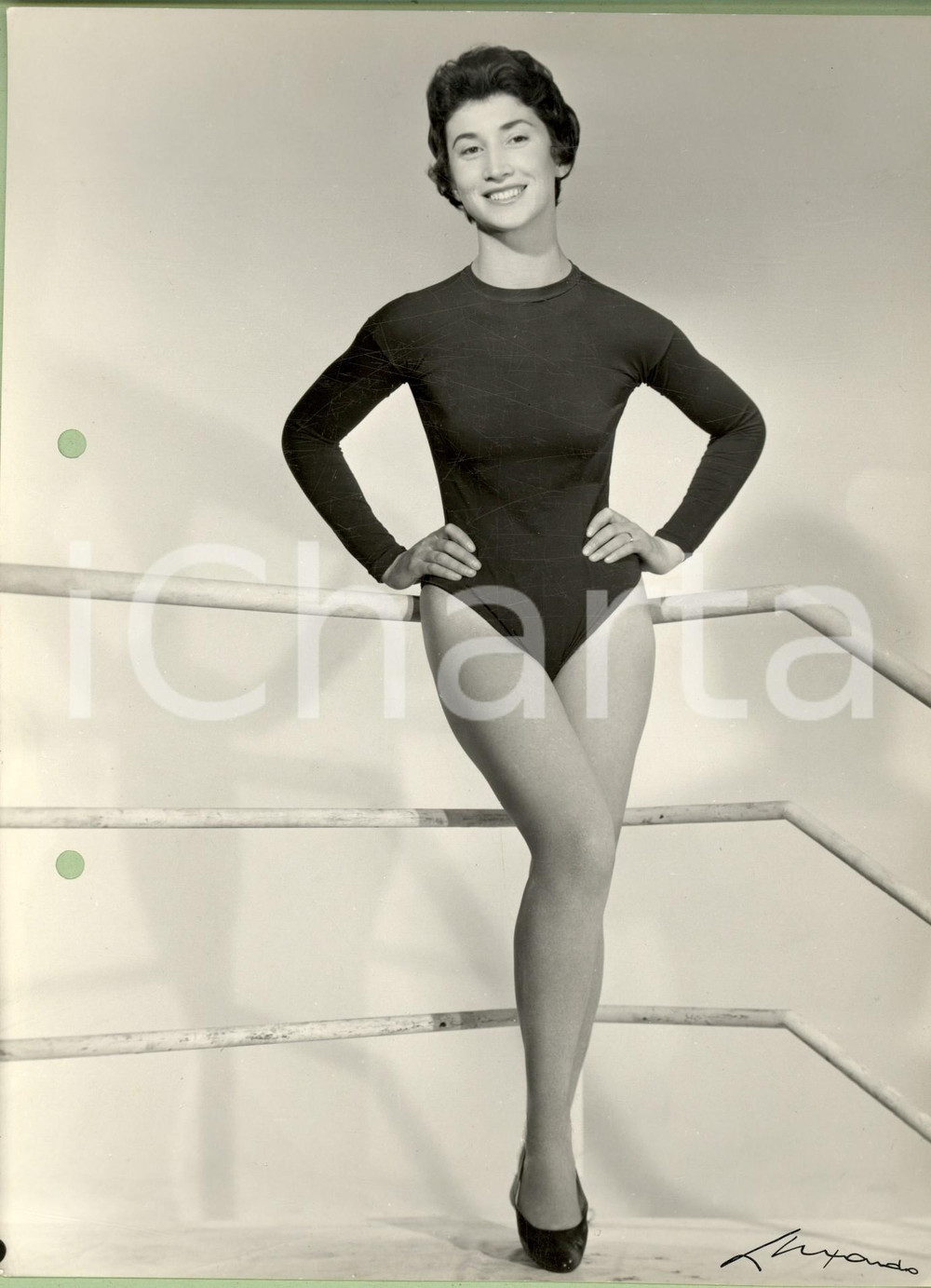 Fotografia d epoca originale 1960 ca MODA INTIMO VINTAGE Modella in body nero alla ringhiera Foto LUXARDO 1