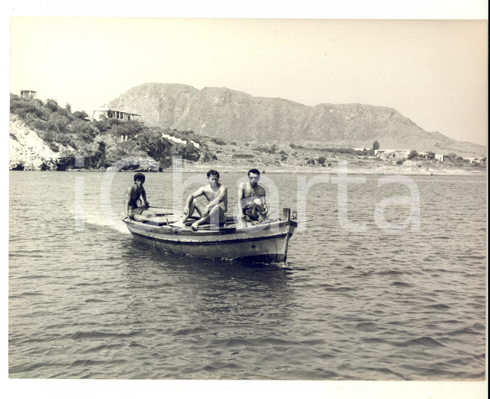 Fotografia d epoca originale 1967 SICILIA ? Tre gitanti in barca Fotografia ARTISTICA 24x18 cm 1