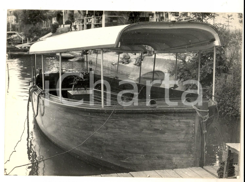 Fotografia d epoca originale 1967 SICILIA ? Una barca da diporto ormeggiata a riva Foto ARTISTICA 19x14 cm 1