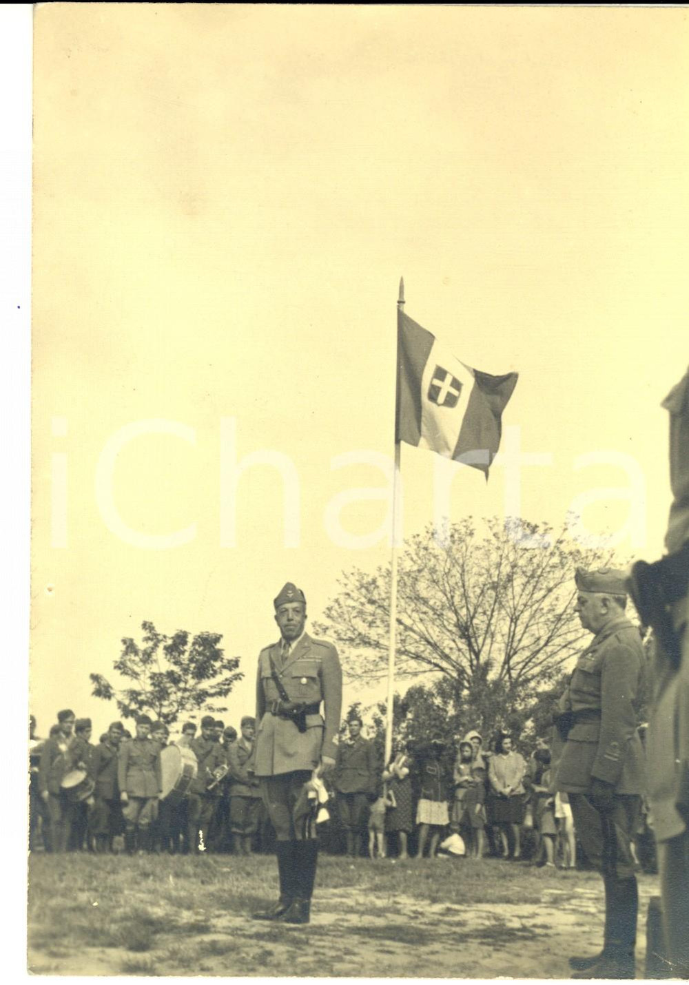 Fotografia d epoca originale 1940 ca REGIO ESERCITO Cerimonia con ufficiale sotto il tricolore Foto 12x18 1