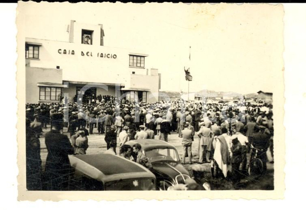 Fotografia d epoca originale 1940 ca CASA DEL FASCIO Folla assiste al discorso di Rodolfo GRAZIANI Foto 9x6 1