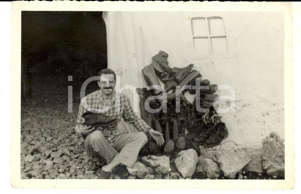 Fotografia d epoca originale 1950 ca LOMBARDIA Rivendita improvvisata di scarpe militari Foto 15x9 1