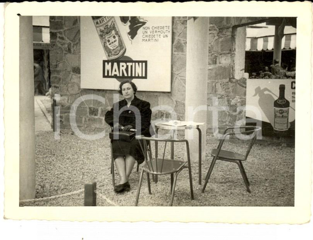 Fotografia d epoca originale 1960 ca MILANO ? Donna al tavolo di un bar  Pubblicità  MARTINI Foto VINTAGE 1