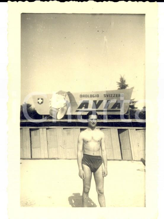Fotografia d epoca originale 1950 ca LIGURIA Giovane con pubblicità  orologio AVIA Foto VINTAGE 7x9 1