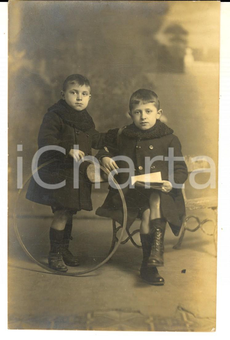 Fotografia d epoca originale 1920 ca Coppia di fratellini con il cerchio Foto cartolina anonima 1