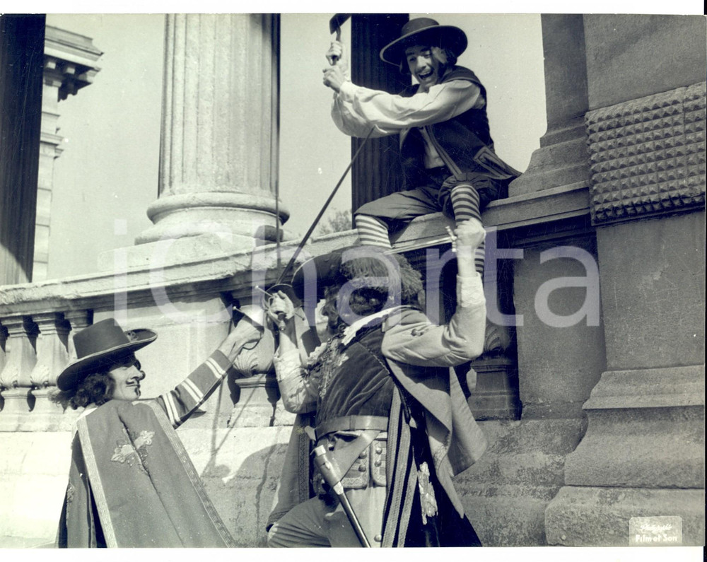 Fotografia d epoca originale 1960 ca FRANCE CINEMA Le trois mousquetaires en combat Photo VINTAGE 23x19 1
