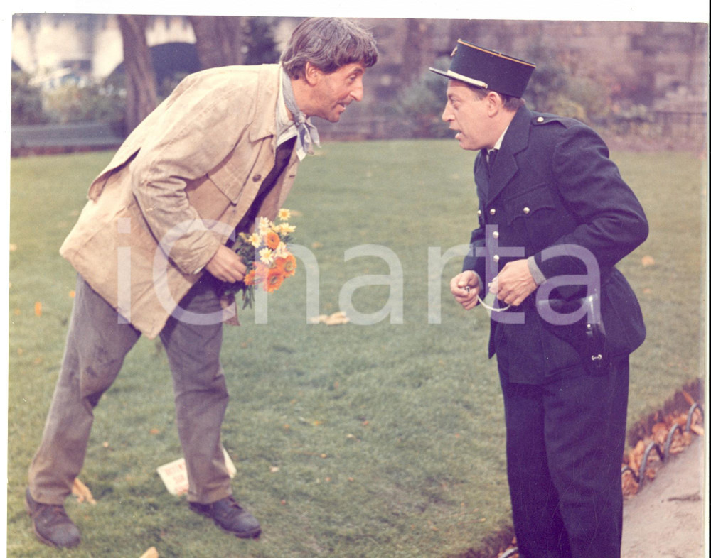 Fotografia d epoca originale 1967 CINEMA UN IDIOT A PARIS Jean LEFEBVRE et Paul PREBOIST au parc Photo 25x19 1