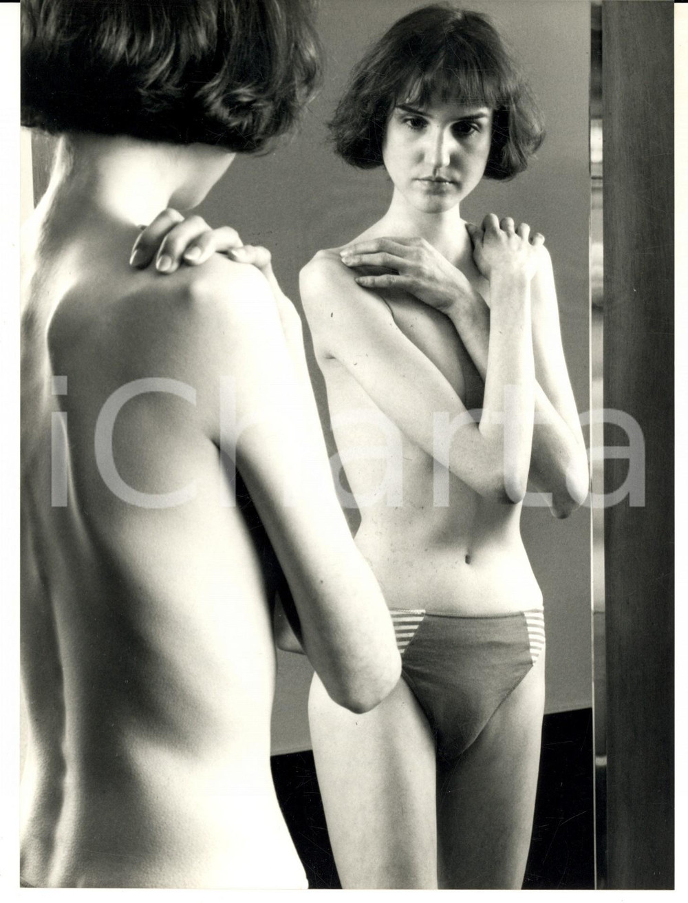 Fotografia d epoca originale 1991 GERMANY ANORESSIA Giovane donna allo specchio  Foto reportage 18x24 2 1