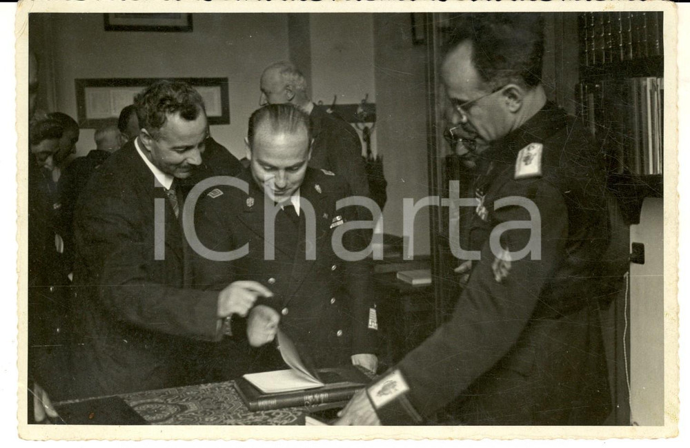 Fotografia d epoca originale 1940 ca MILANO ? Ufficiali PNF visitano un istituto culturale Foto 18x12 CM 1