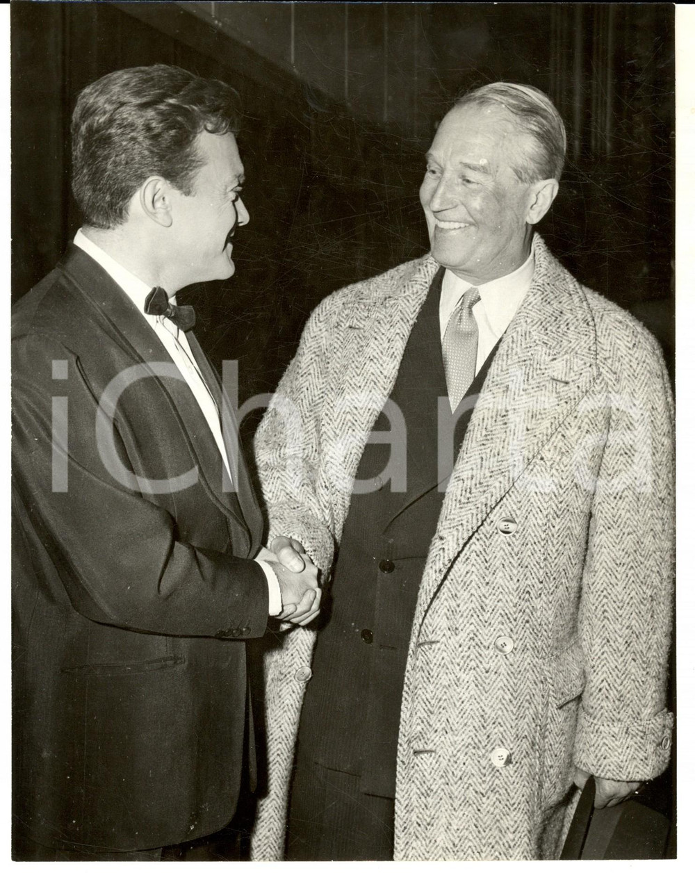 Fotografia d epoca originale 1960 ca PARIS Attore riceve le congratulazioni Fotografia VINTAGE 18x24 1