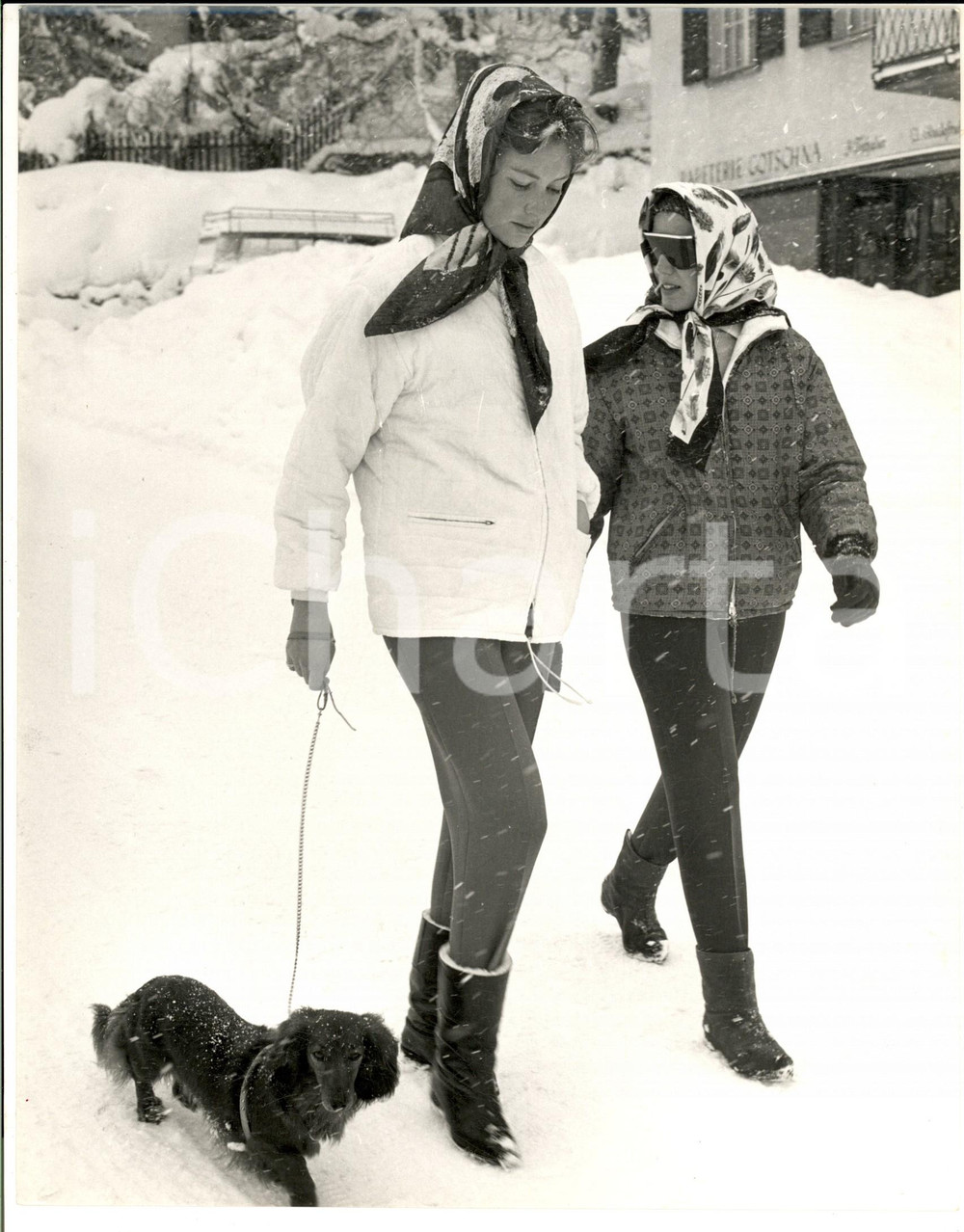 Fotografia d epoca originale 1960 ca KLOSTERS CH Paola del BELGIO passeggia sotto la neve Fotografia 21x27 1