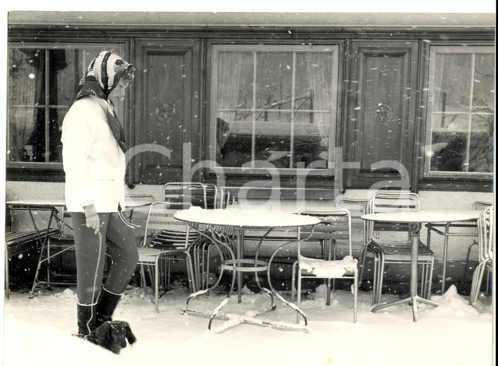 Fotografia d epoca originale 1960 ca KLOSTERS CH Paola del BELGIO davanti a un bistrot Fotografia 27x20 cm 1