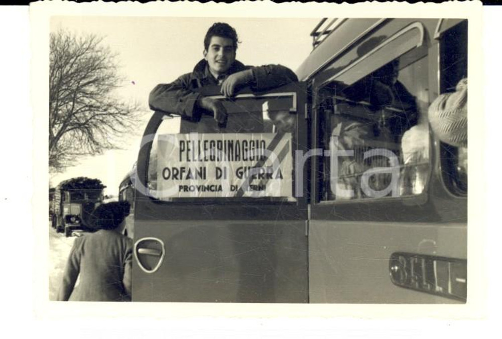 Fotografia d epoca originale 1950 ca TERNI Partenza pellegrinaggio a Roma  Orfani di guerra Foto 9x6 cm 1