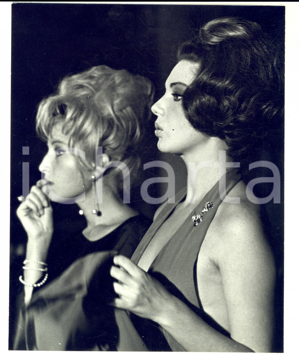 Fotografia d epoca originale 1960 ca ROMA Coppia di attrici a una serata di gala Fotografia 18x24 1
