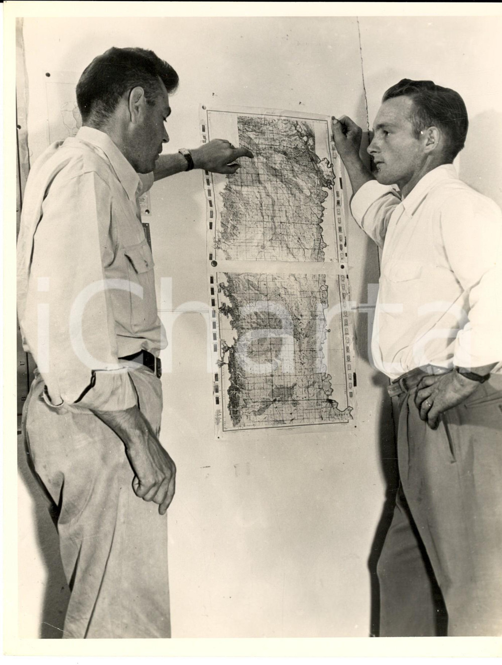 Fotografia d epoca originale 1950 ca USA Due periti studiano una carta geografica Foto 17x23 cm 1