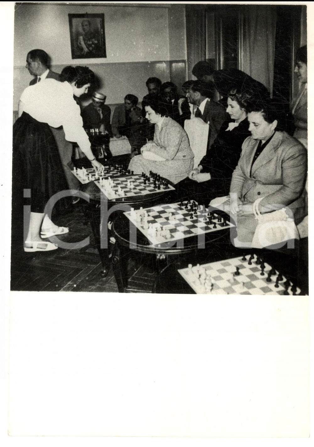 Fotografia d epoca originale 1960 ca FRANCE ? Un torneo femminile di scacchi Foto VINTAGE 14x21 cm 1