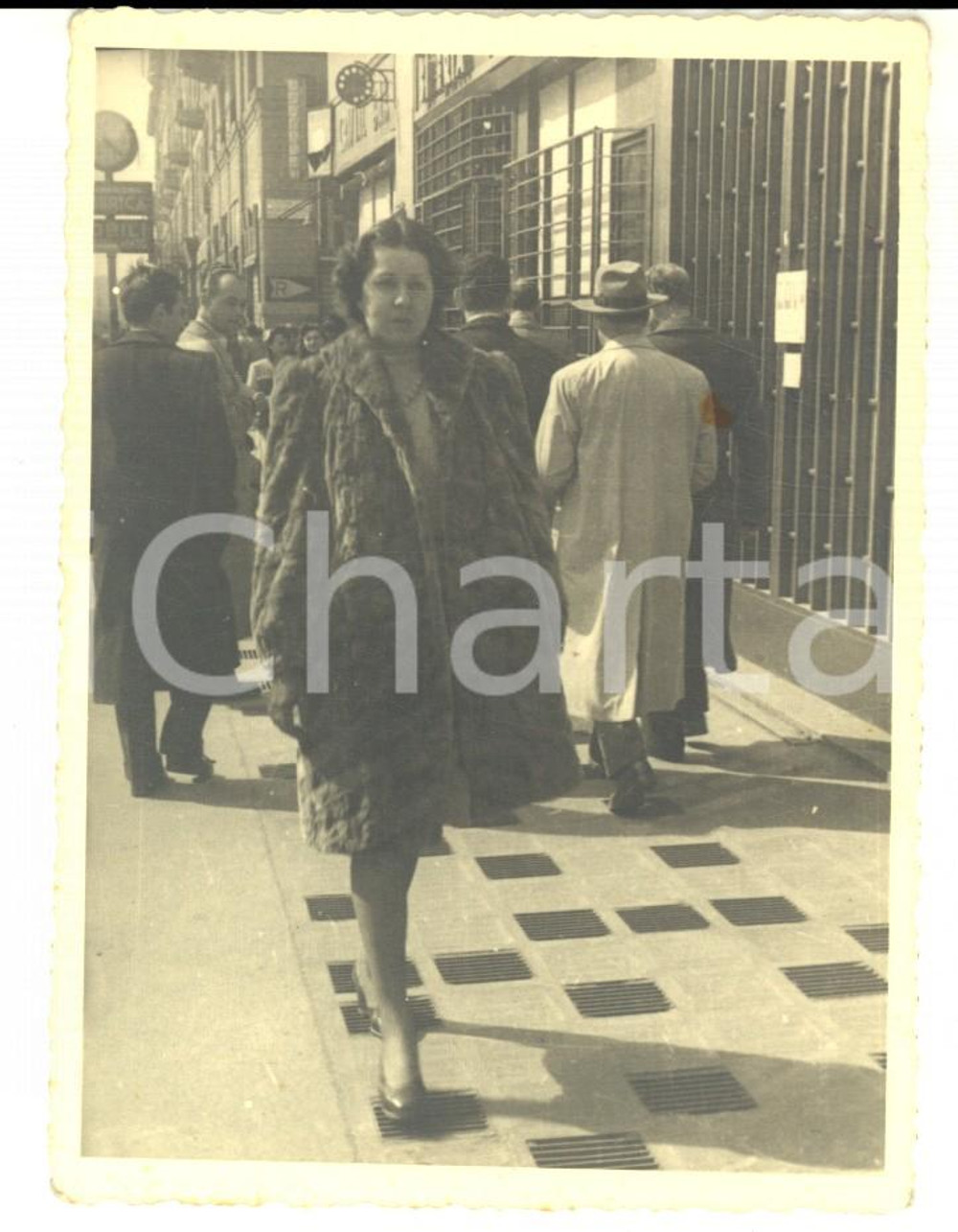 Fotografia d epoca originale 1950 ca MILANO Donna in pelliccia passeggia in centro Foto 8x11 cm 1