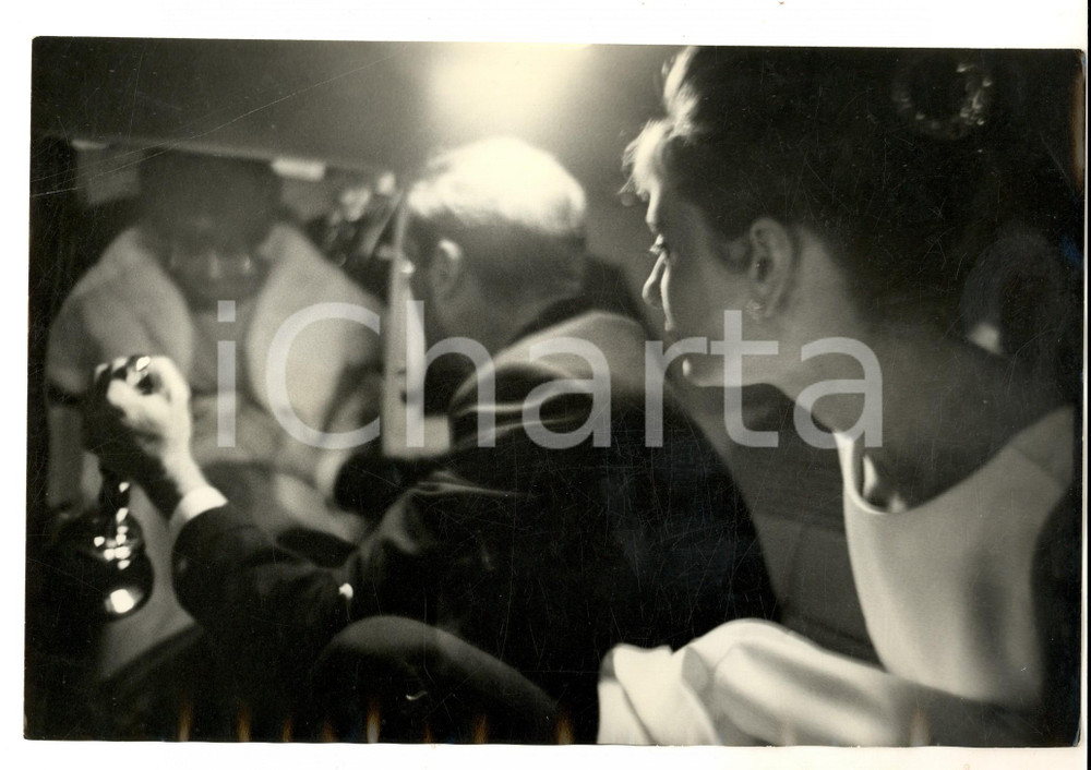 Fotografia d epoca originale 1960 ca USA Arrivo di un attrice a una serata di gala Foto VINTAGE 26x16 cm 1