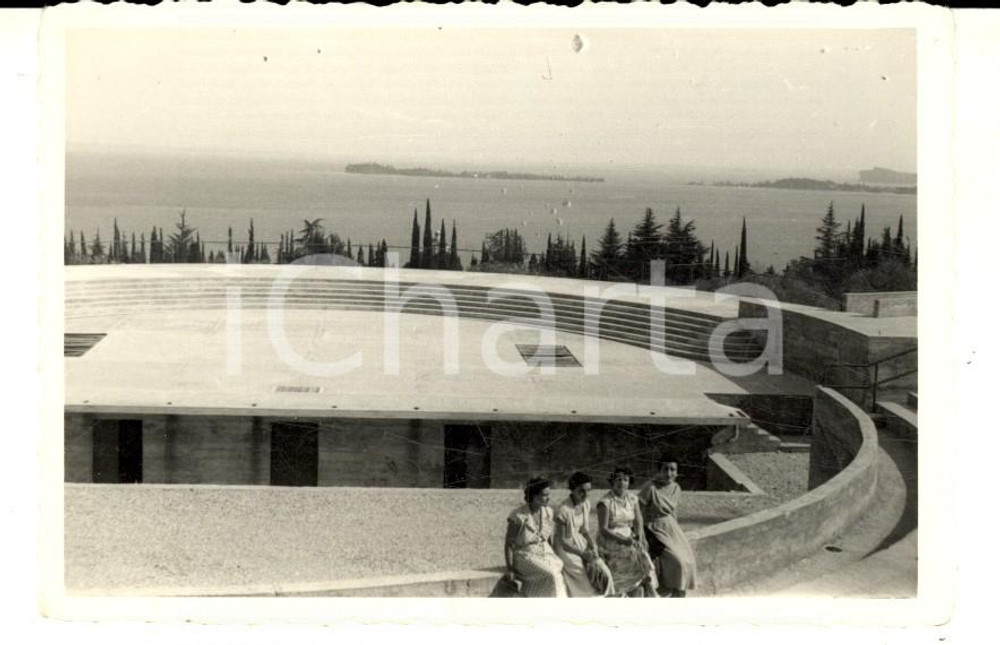 Fotografia d epoca originale 1960 ca GARDONE RIVIERA Donne al teatro del VITTORIALE Foto VINTAGE 11x7 1