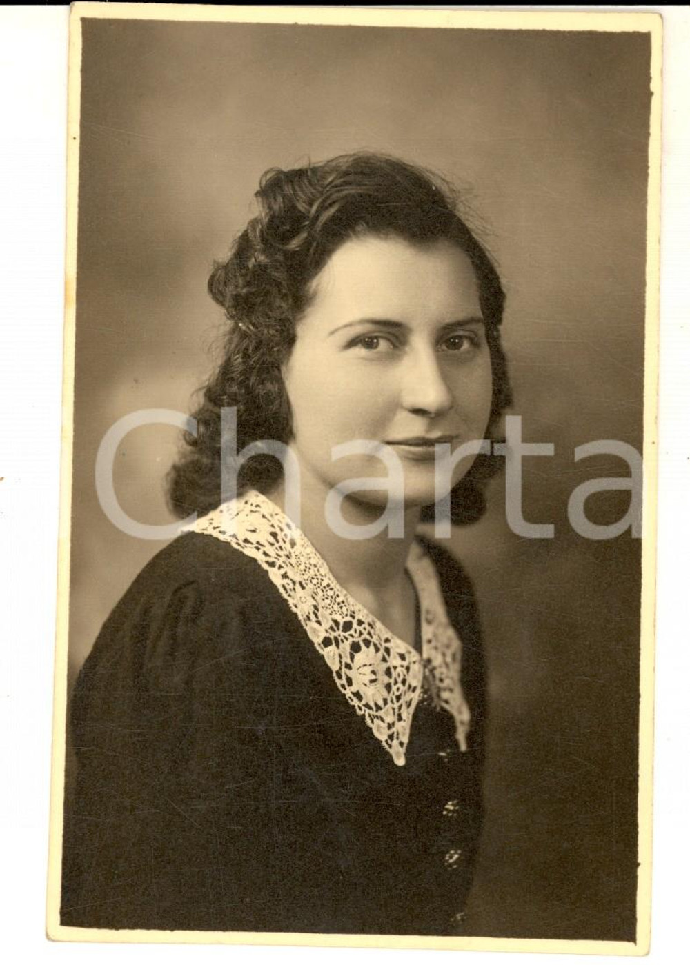 Fotografia d epoca originale 1920 ca MILANO Ritratto di donna con colletto in pizzo Foto cartolina SACCHI 1