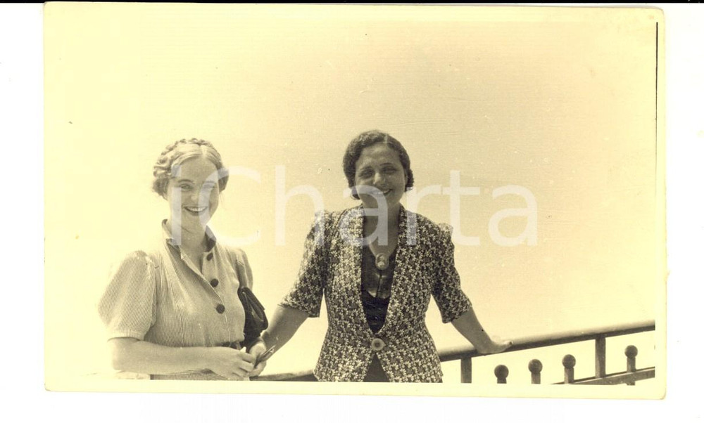 Fotografia d epoca originale 1940 ca NAPOLI Coppia di giovani donne sul lugonmare Foto cartolina LANDRISCINA 1