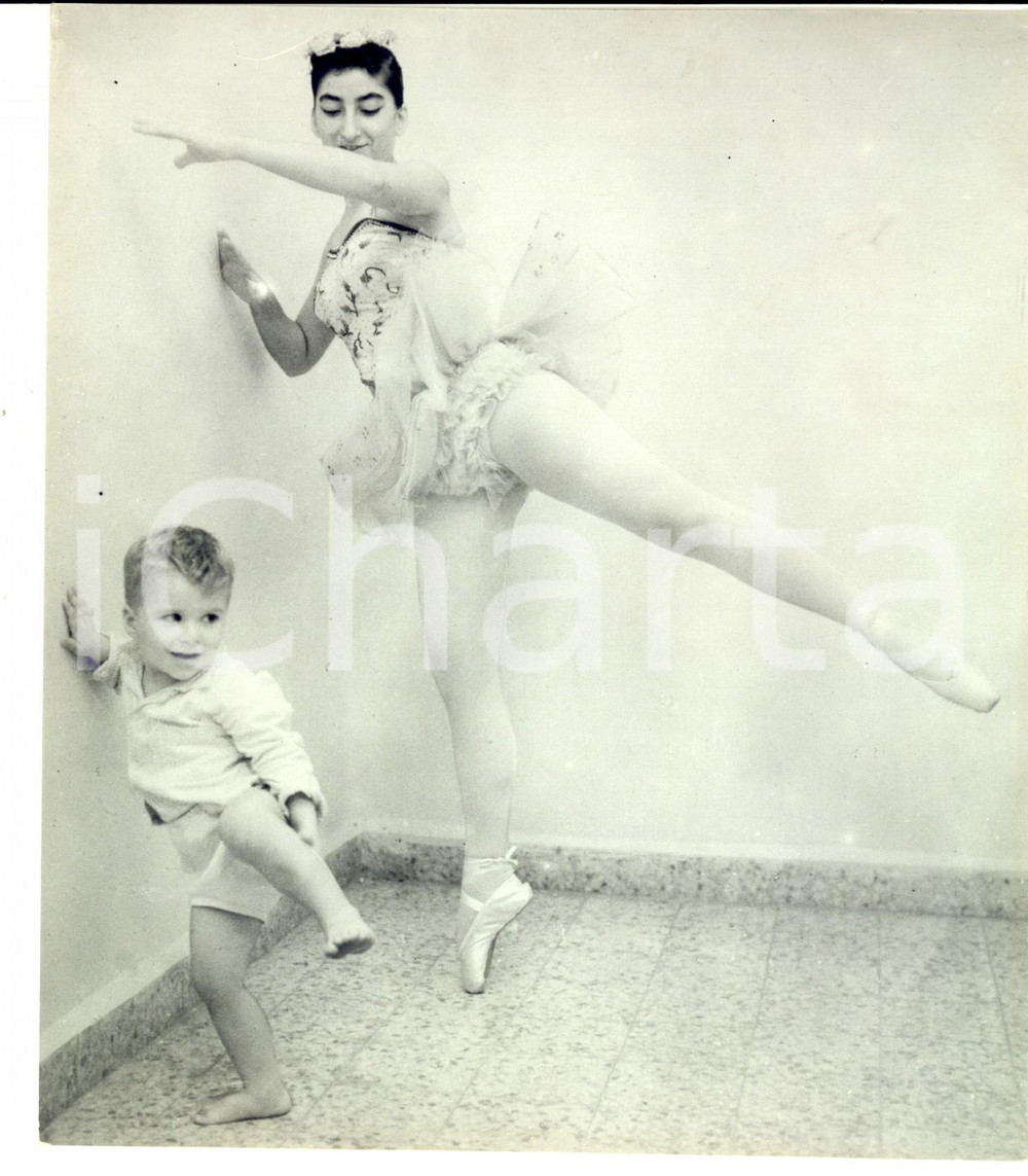 Fotografia d epoca originale 1960 ca FRANCE DANZA Ballerina insegna passo a un bambino Foto 18x24 cm 1