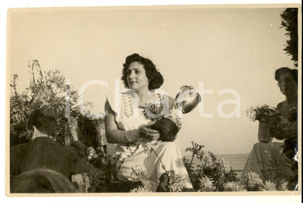 Fotografia d epoca originale 1940 ca ITALIA  Donna regge una coppa tra i fiori Foto VINTAGE 17x11 1