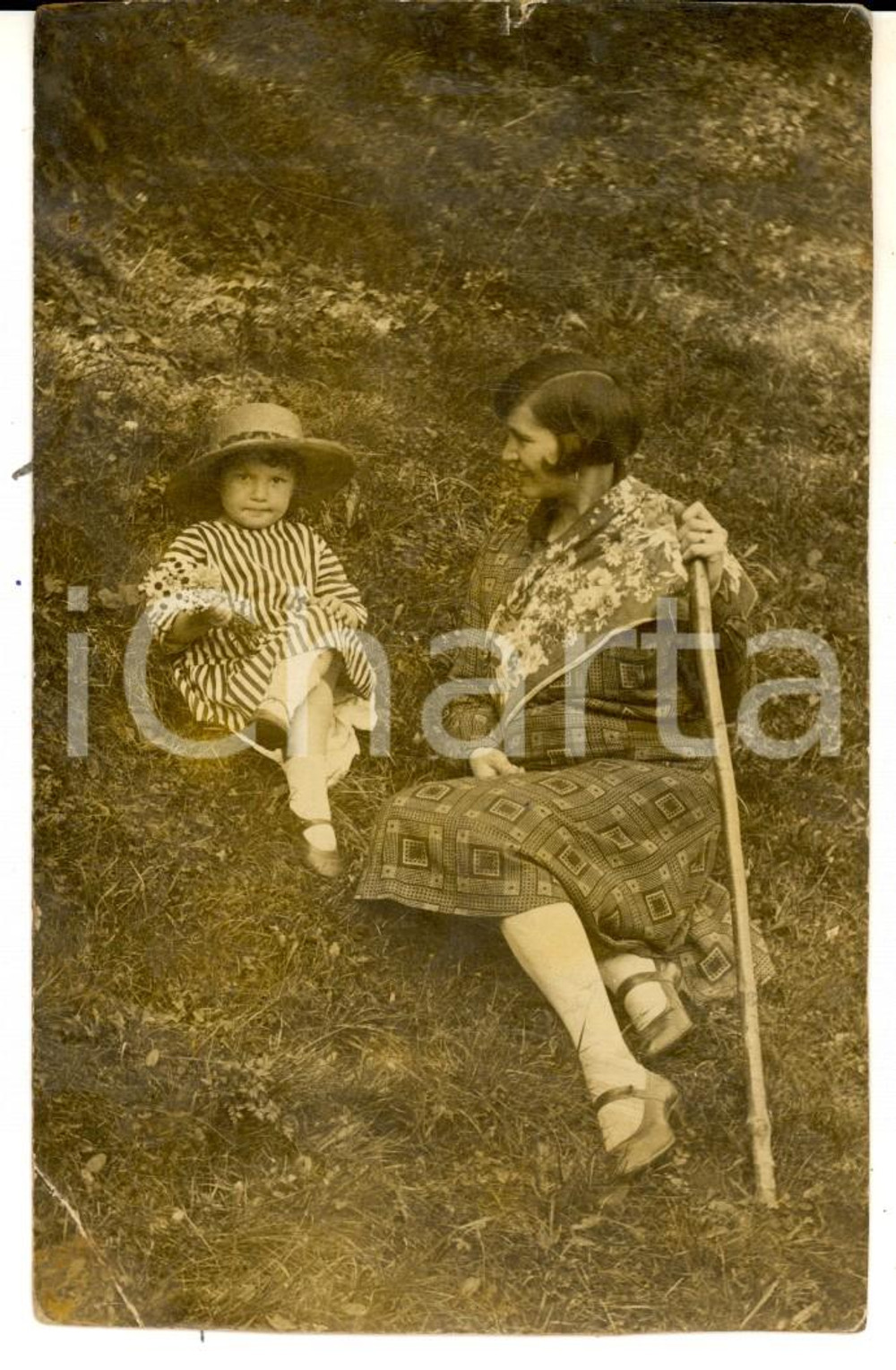 Fotografia d epoca originale 1925 ca FAEDO TN Bambina in montagna con la madre Foto VINTAGE DANNEGGIATA 1