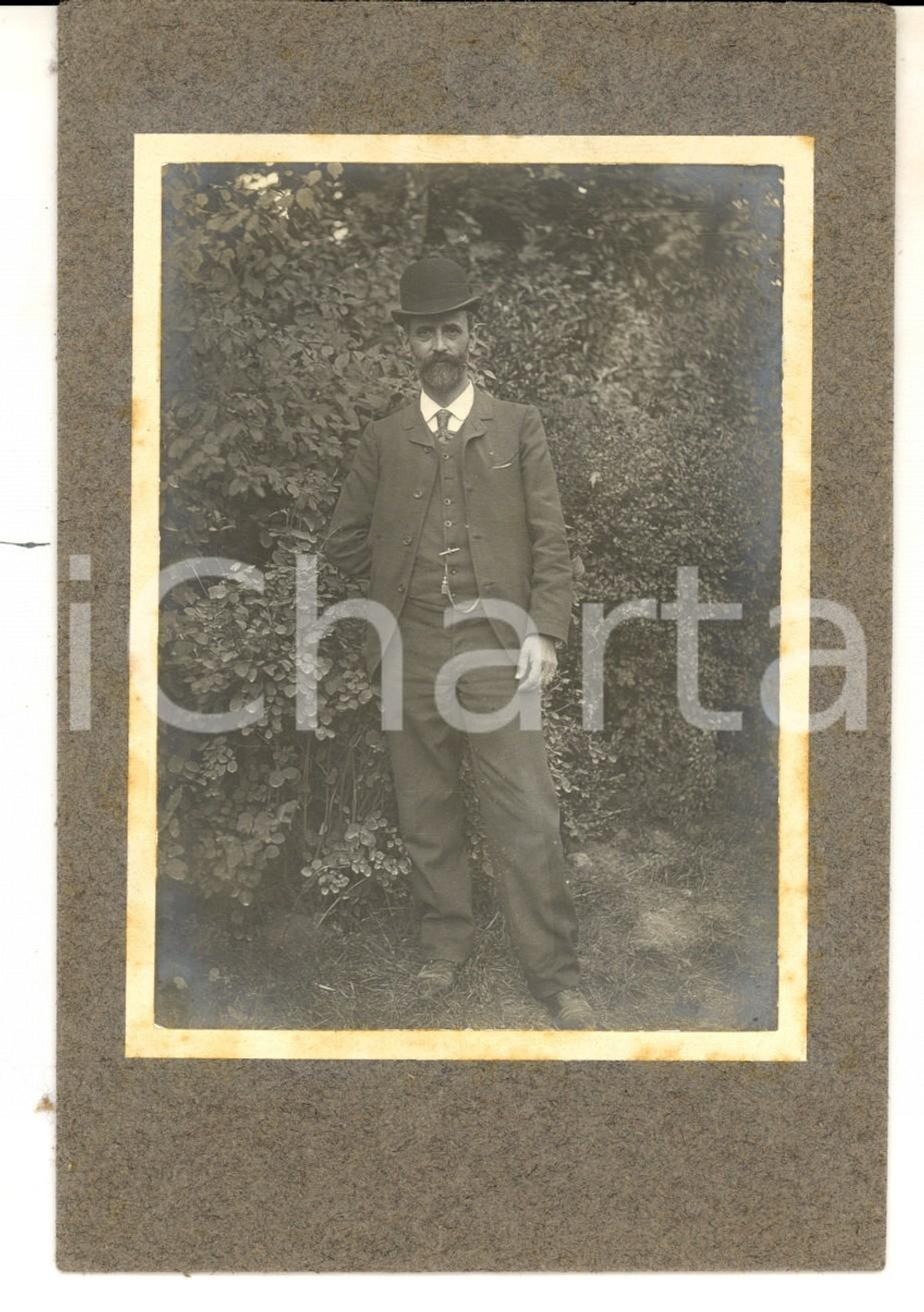 Fotografia d epoca originale 1920 ca MILANO ? Gentiluomo posa in giardino Foto VINTAGE 11x16 cm 1