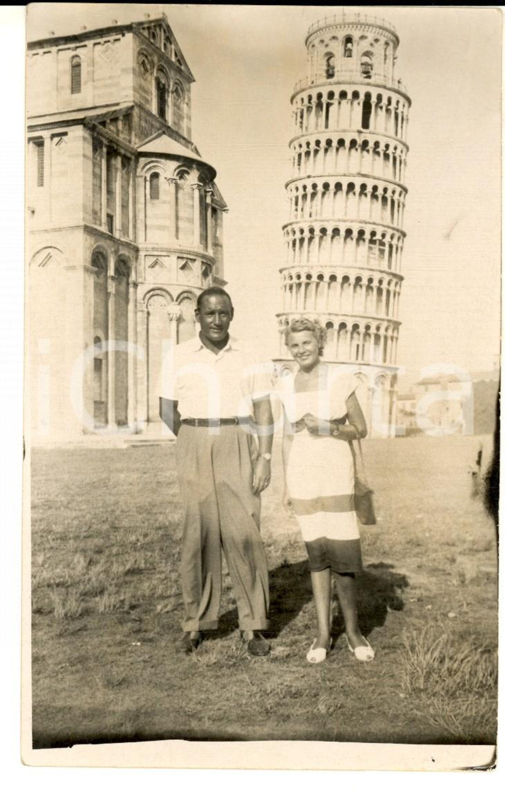 Fotografia d epoca originale 1960 ca PISA Energumeno con la torre pendente Foto cartolina VINTAGE 1