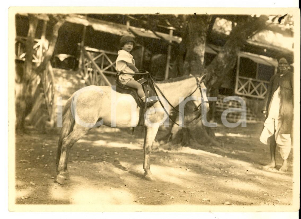 Fotografia d epoca originale 1940 ca ROMA ? Bambino in sella a un cavallo con servo africano Foto 14x10 1
