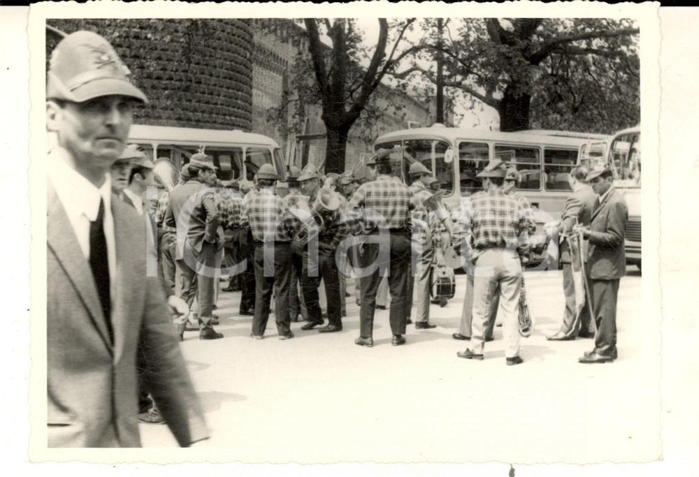 Fotografia d epoca originale 1972 MILANO Adunata Nazionale ALPINI Arrivo al Castello Sforzesco Foto 12x8 1