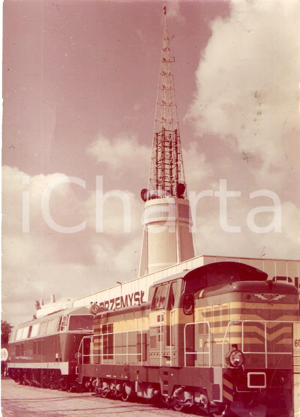 Fotografia d epoca originale 1980 ca POLSKA Locomotiva FABLOR davanti a industrie PRZEMYSL Foto 12 x 17 cm 1
