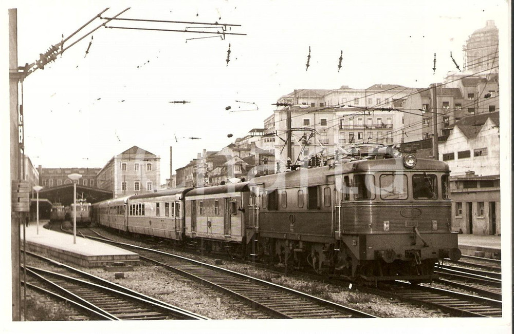 Fotografia d epoca originale 1965 ca CP Comboios de PORTUGAL Treno esce dalla stazione Foto 17 x 13 cm 1
