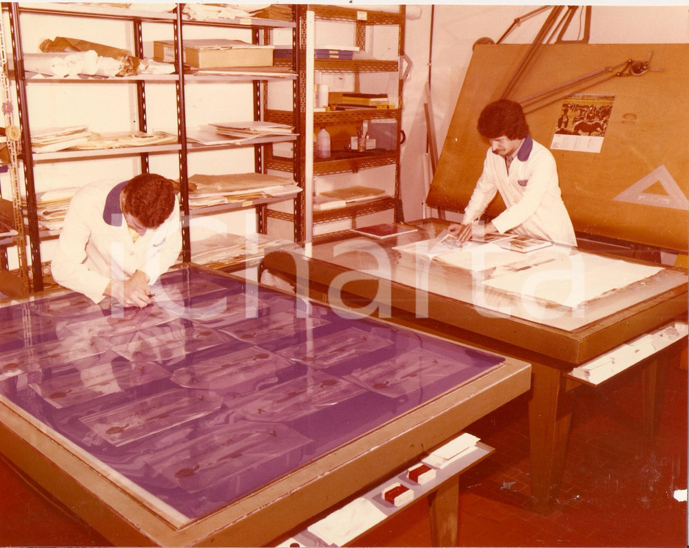 Fotografia d epoca originale 1975 ca PAVIA Tip. Mario PONZIO Reparto Fotoincisione  Operai al lavoro Foto 1