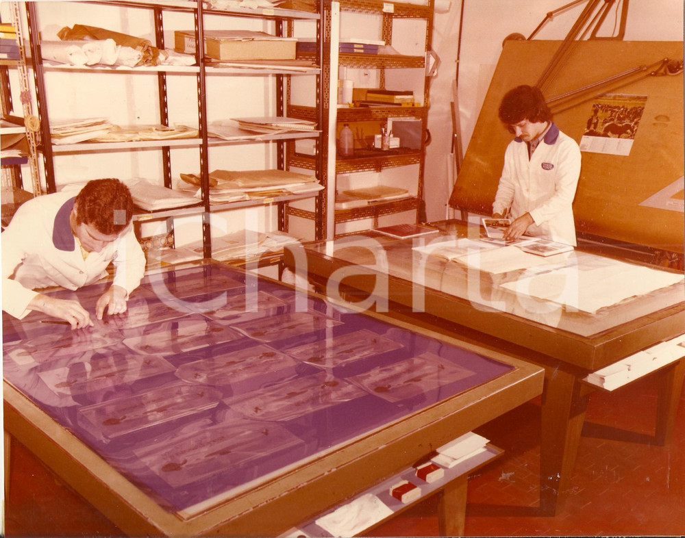 Fotografia d epoca originale 1975 ca PAVIA Tipografia Mario PONZIO Operai al lavoro su fotoincisioni Foto 1