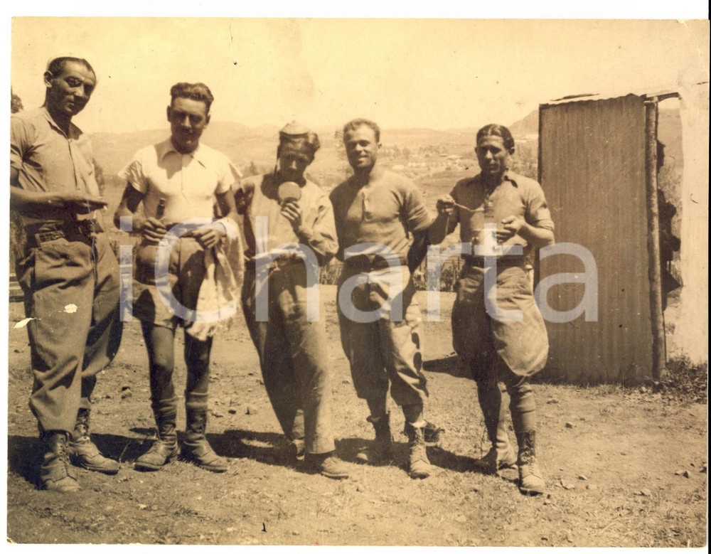 Fotografia d epoca originale 1940 ca WW2 ZONA DI GUERRA Soldati in pausa pronti al rancio Foto 22x16 cm 1