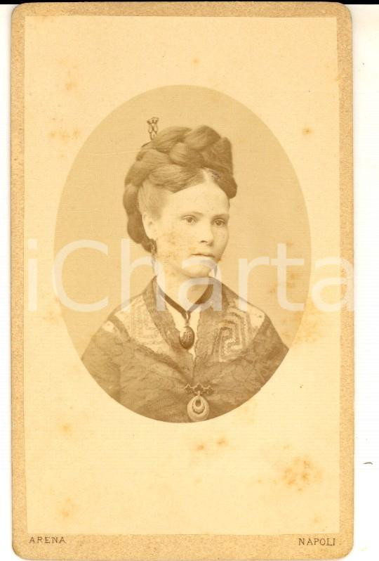 Fotografia d epoca originale 1880 ca NAPOLI Ritratto di nobildonna con medaglione Fotografia ARENA CDV 1